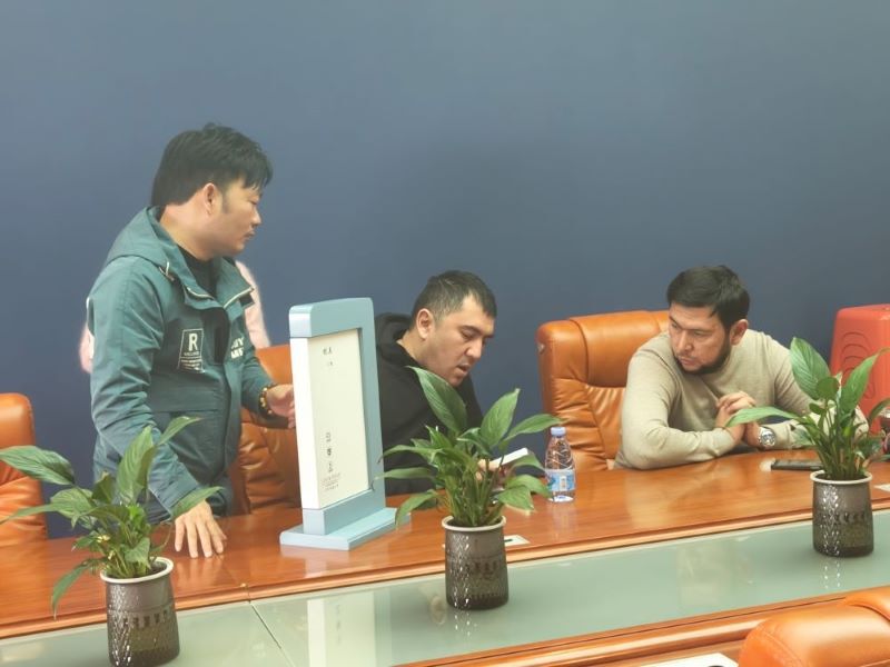 Des clients russes visitent WAFU LOCK et passent des commandes